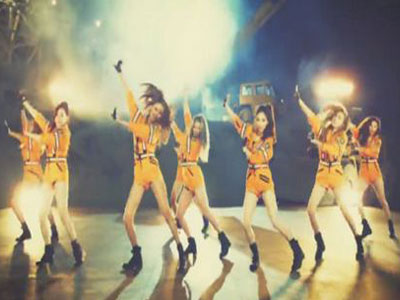 <em>少女时代</em>新歌MV预告片 扮工人跳热舞