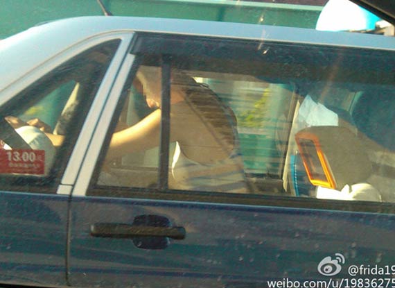 上海一对男女出租车内车震